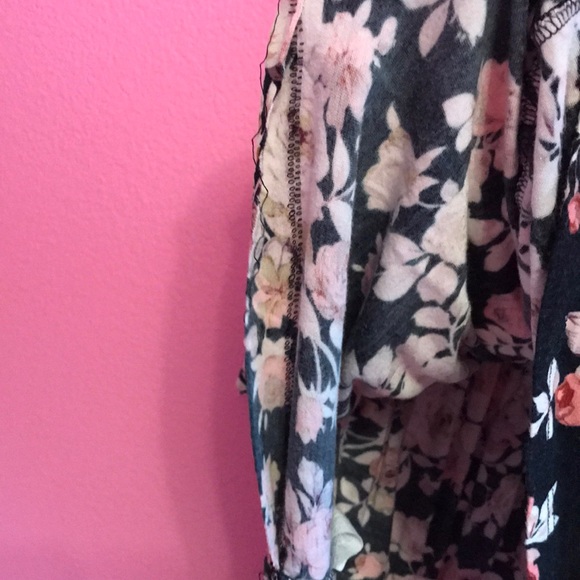 3/$20 🦋 Threads Studio Floral Ruffled Blouse - Picture 7 of 9